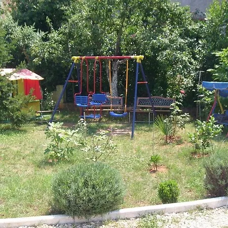 1 Apartment *