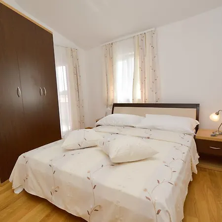 1 Apartment *